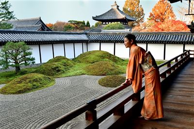 Japanischer Garten mit Japanischer Frau